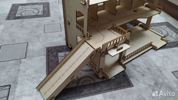 Детский игрушечный гараж из дерева