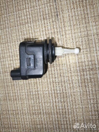 Mitsubishi carisma моторчик коректора фары