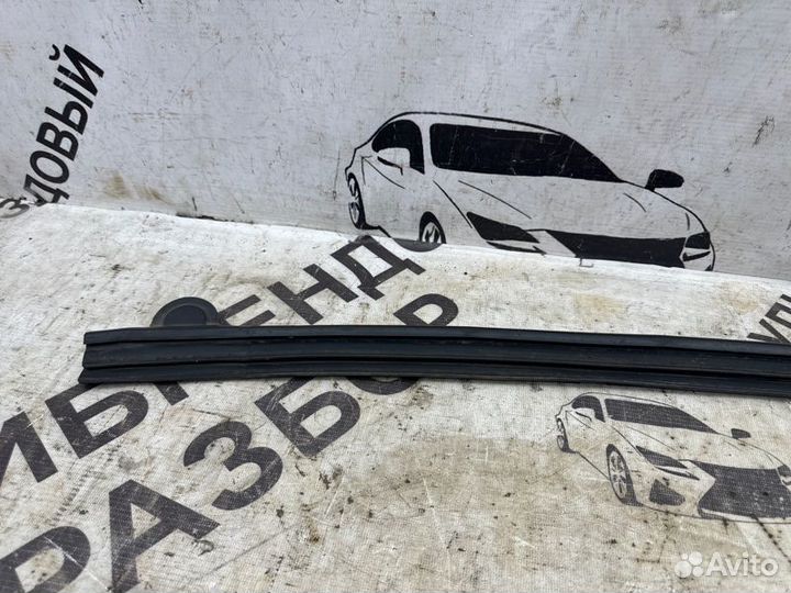 Уплотнитель двери передний левый Toyota Highlander