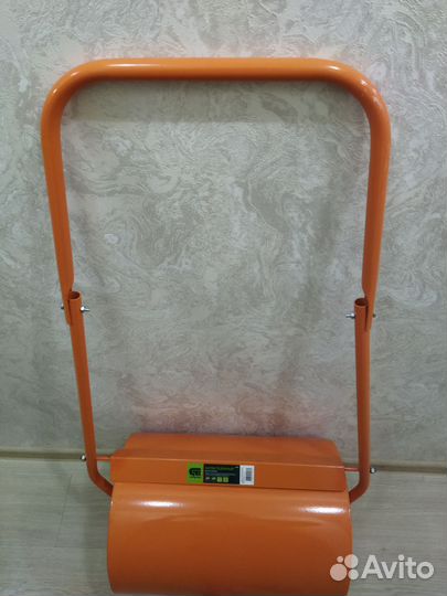 Ручной каток, сеялка и аэратор для газона