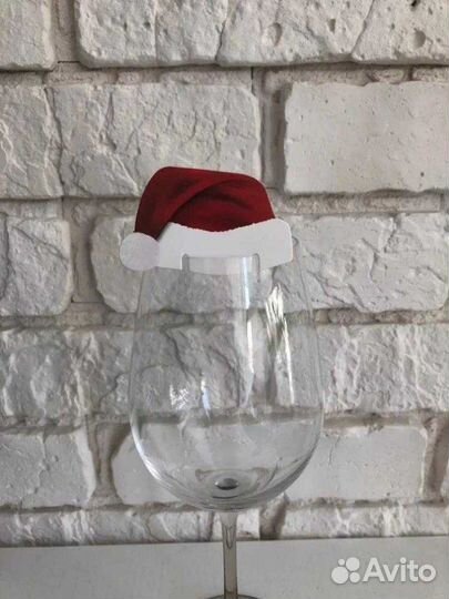 Новогоднее украшение бокалов с шампанским