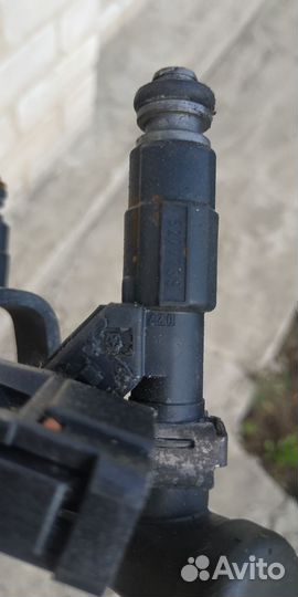 Топливная рейка с форсунками и проводкой