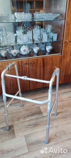 Ходунки для взрослых шагающие