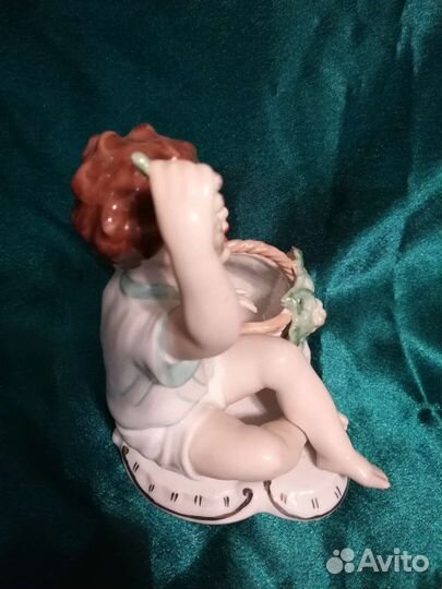 Фарфоровые статуэтки Румыния Мальчик с виноградом