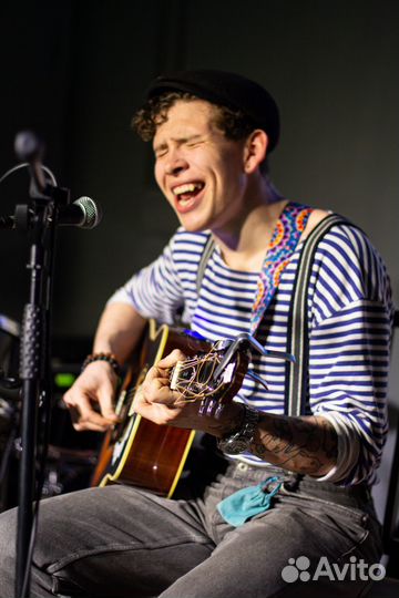 Певец на праздник