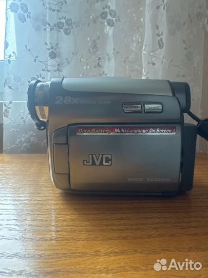 Видеокамера кассетная JVC GR-D720