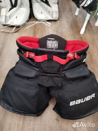 Много хоккейной экипировки