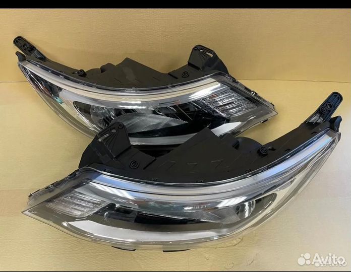 Передняя правая фара на Kia Rio 3 2011-2014