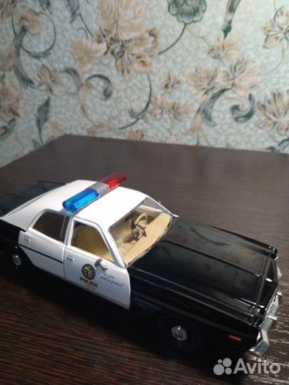 Модель автомобиля Dodge Monaco 1977 1-24
