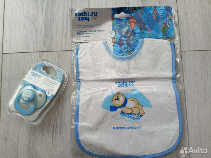 Слюнявчик и пустышка