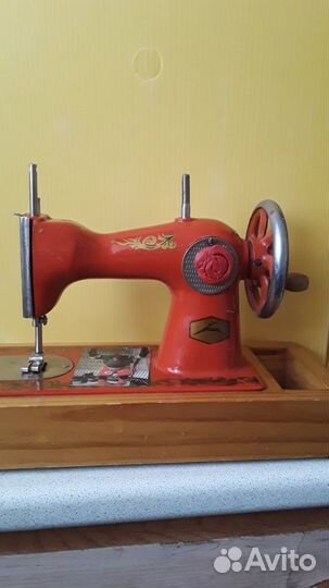 Продам детскую игрушечную швейную машинку СССР