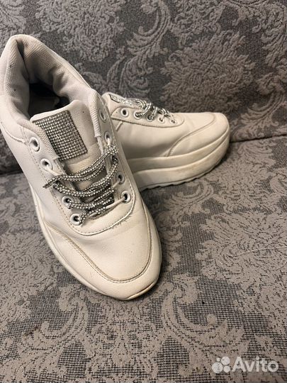 Кроссовки женские