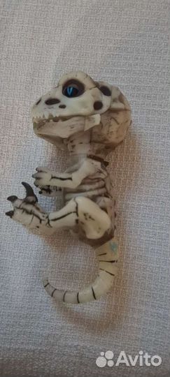 Интерактивная игрушка Fingerlings Скелетон Дуум, 1