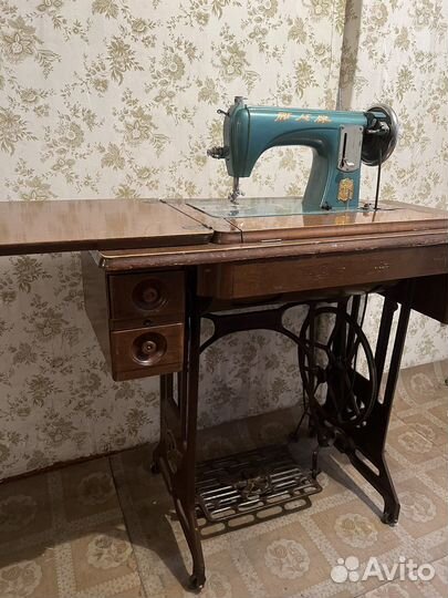 Швейная ножная машинка
