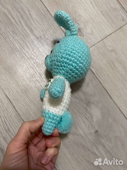 Вязанный кролик игрушка