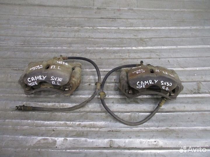 Суппорт тормозной передний левый Toyota Camry SV30