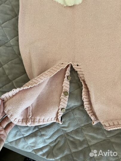 Комбинещон вязанный с зайкой на девочку 6-9 мес