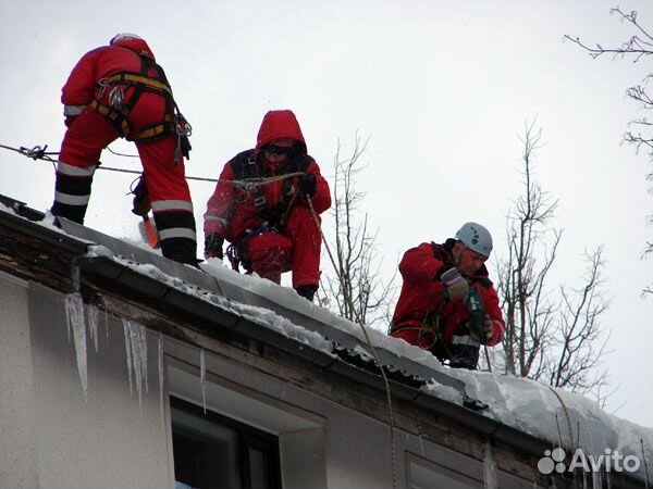 Очистка крыши кровли от снега наледи и прочего
