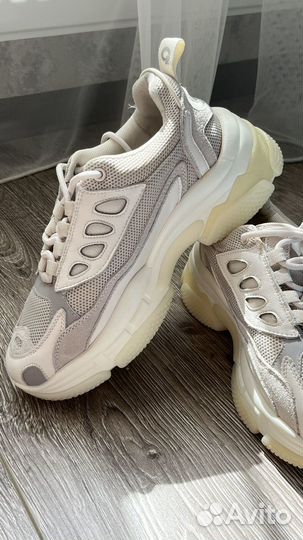 Кроссовки женские