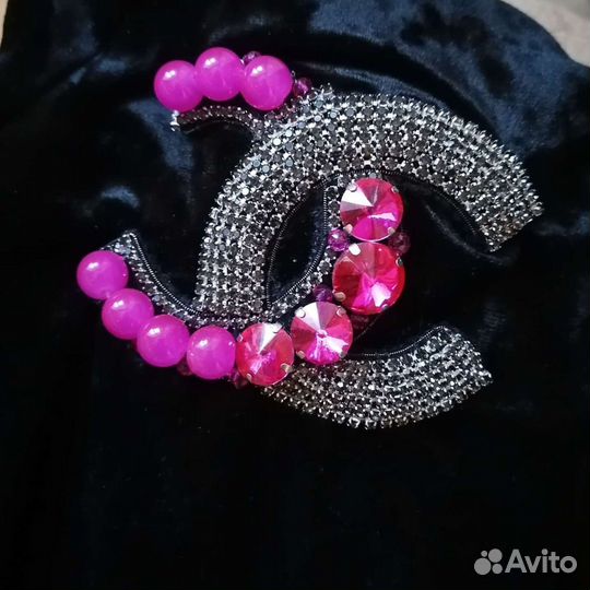 Брошка шанель