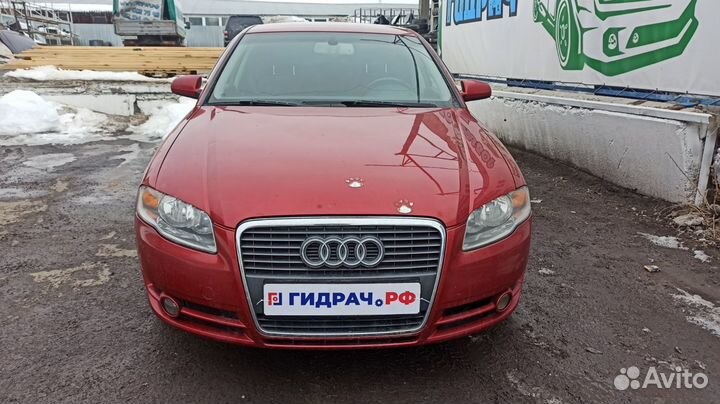 Накладка стекла заднего правого Audi A4 8E0853764G