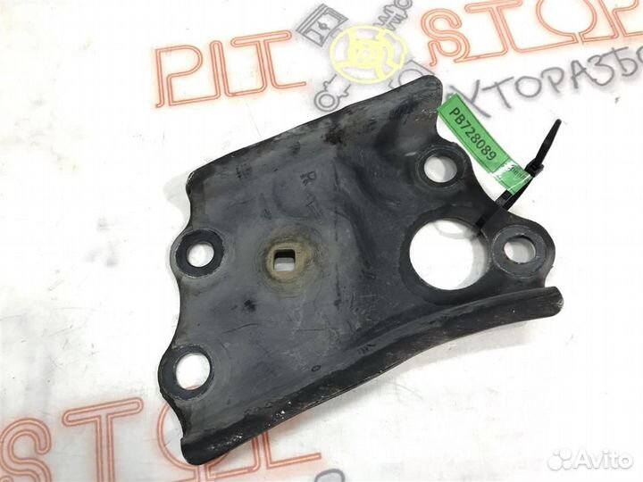 Крепление переднего стабилизатора правое Toyota P