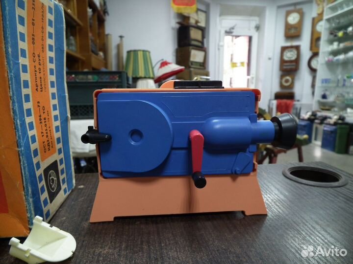 Кинопроектор игрушка времен СССР