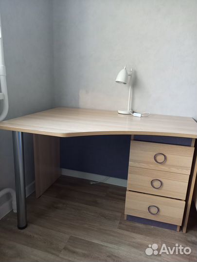 Стол и шкаф