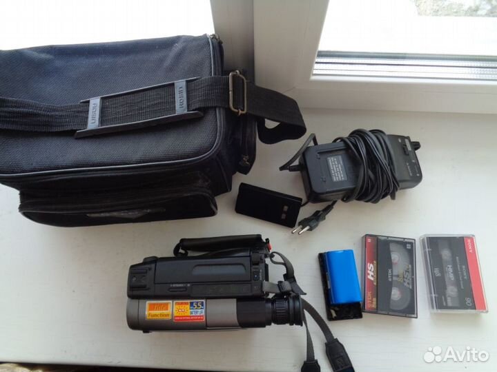 Видеокамера Sony Handycam CCD-TR502E