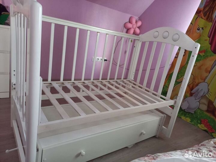 Детская кроватка с маятником