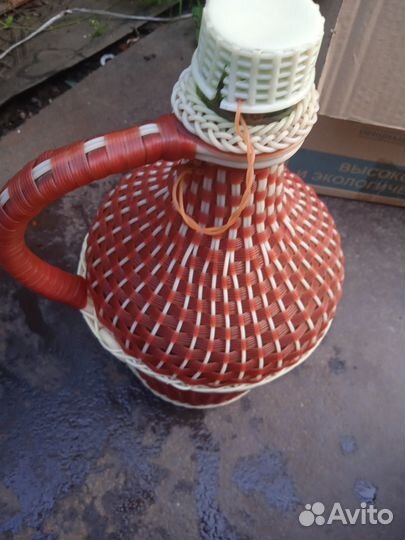 Графин в оплетке и бутыль стеклянная