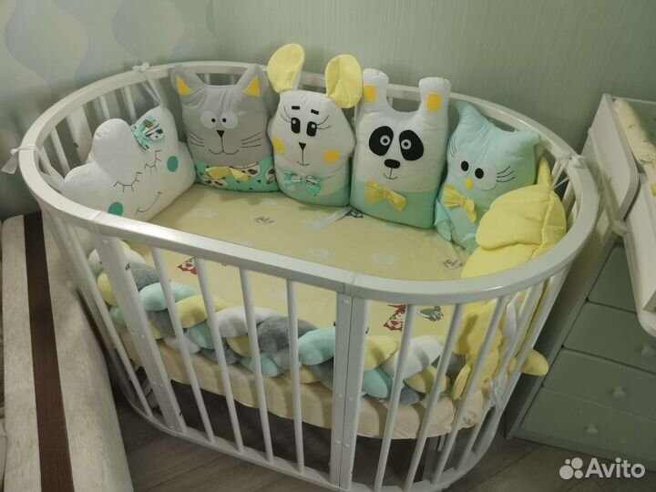 Детская кроватка с маятником