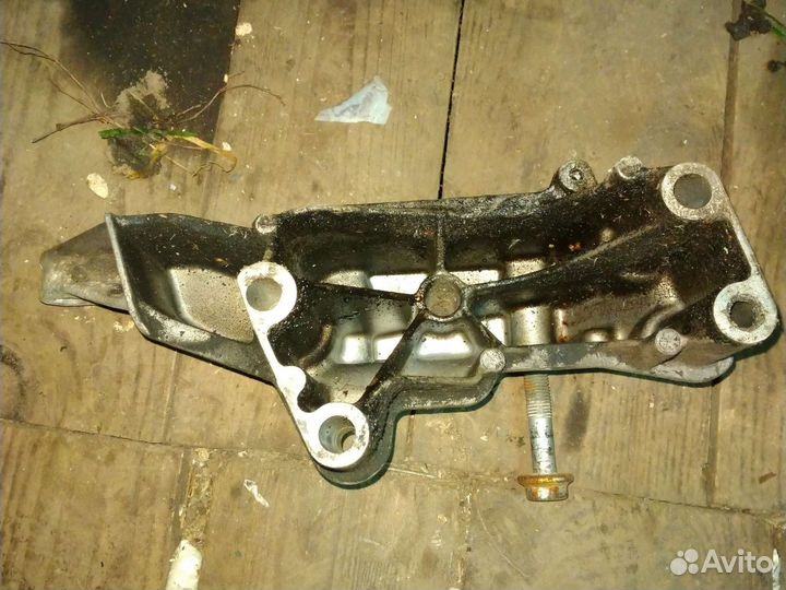 Кронштейн двигателя правый Skoda Octavia