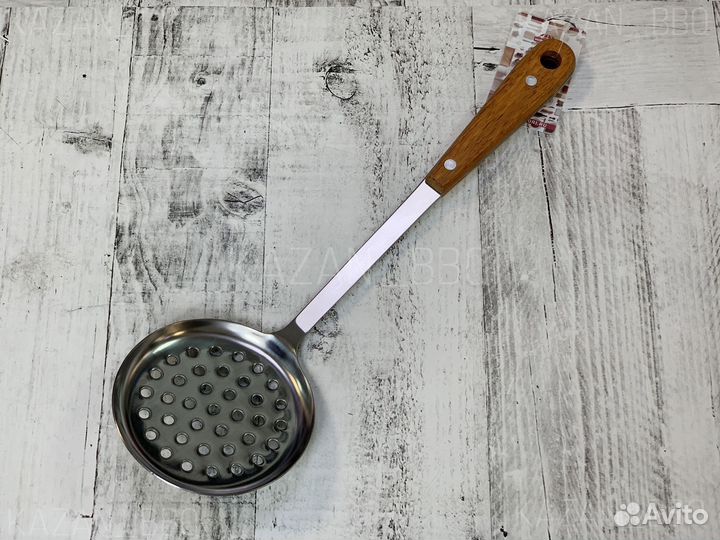 Шумовка малая, с деревянной ручкой