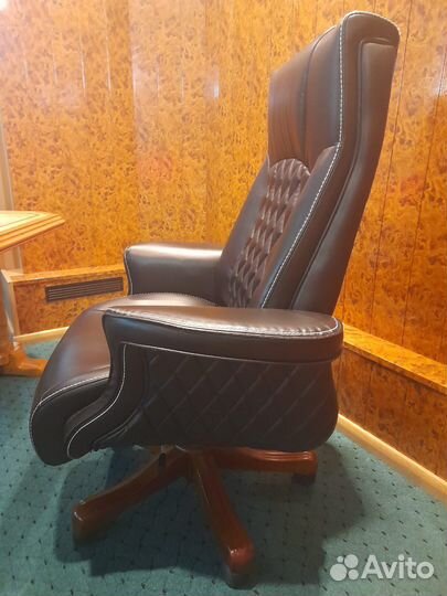 Офисное кресло руководителя
