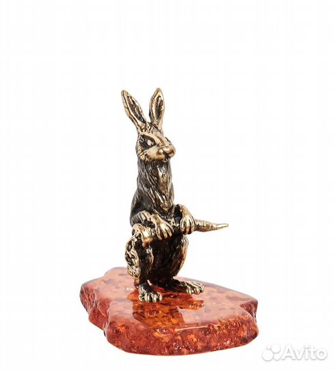 Фигурка Заяц с морковкой (латунь, янтарь) A2102353