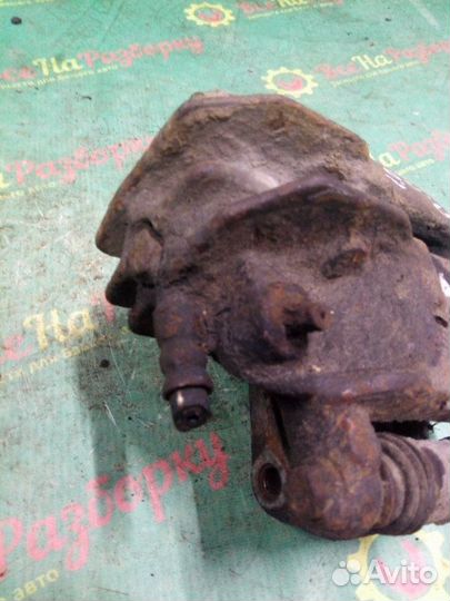 Суппорт передний правый Mitsubishi Carisma седан