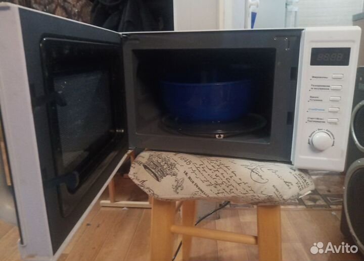 Микроволновая печь Midea AM 820 CUK-W