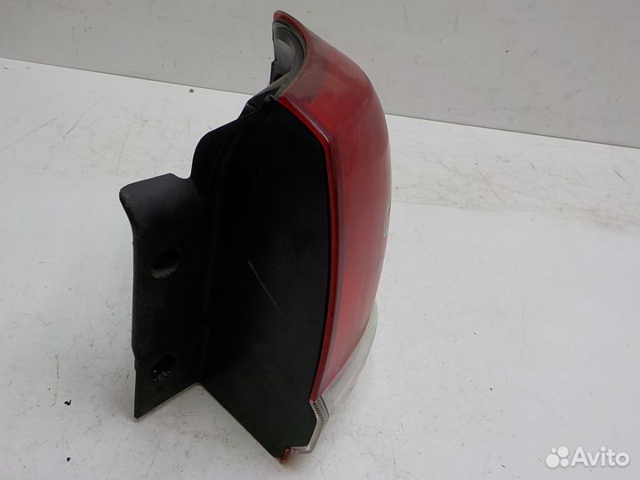 Фонарь задний правый наружный на Toyota Land Cruis