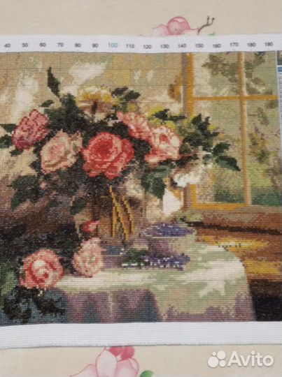 Розы у окна