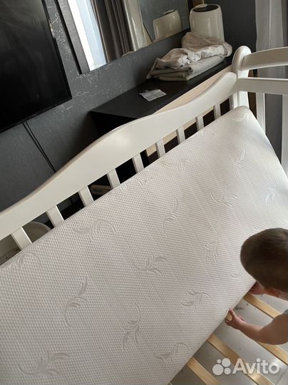 Детская кроватка с маятником и ящиком