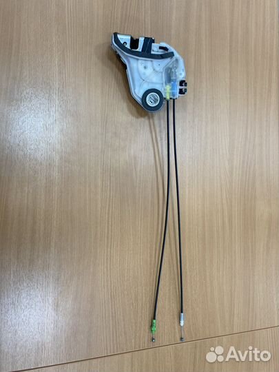 Замок задней правой двери Toyota corolla e180