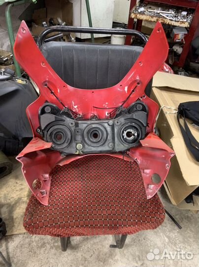 Много запчастел на honda cbr 954