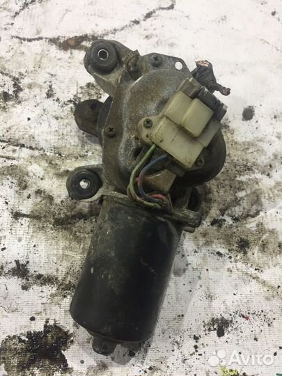 Моторчик стеклоочистителя передний Nissan Bluebird