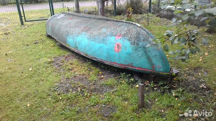 Лодка весельная требует ремонта
