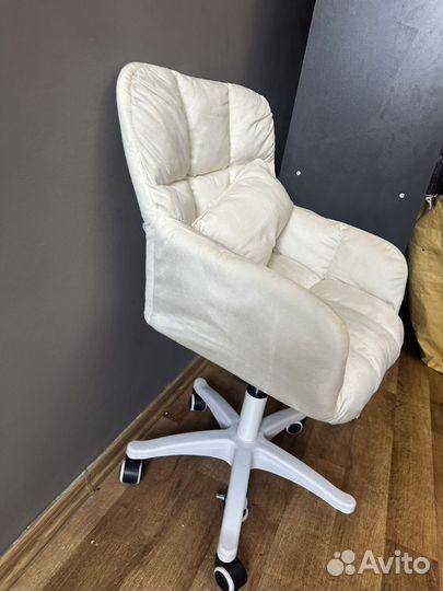 Кресло мягкое на колесиках
