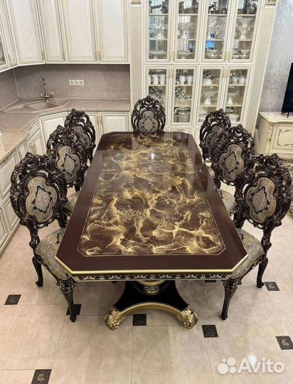 Большой обеденный стол и стулья