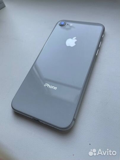 Телефон iPhone 8