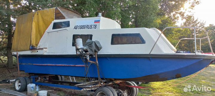 Водоизмещающий катер