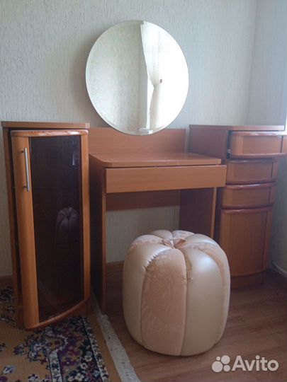 Туалетный столик с зеркалом + 2 пенала + пуф